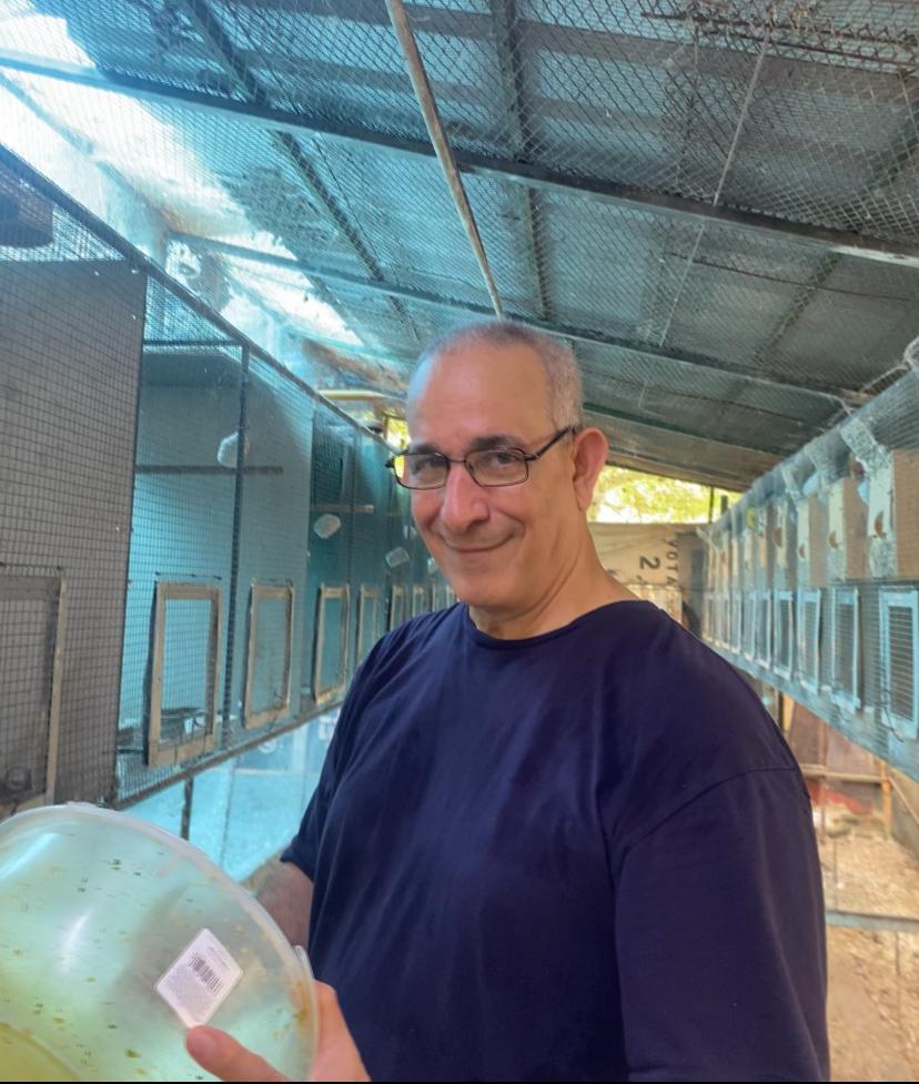 José González en su aviario